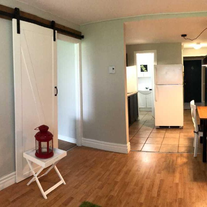 3 1/2 semi meublé libre 1 janvier WIFI et stationnement - Photo 1