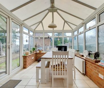 The Queens Drive, Mill End - Photo 3