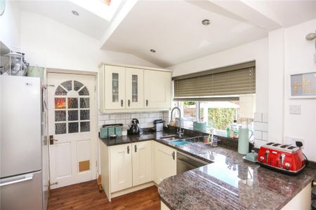 4 bedroom semi-detached house to rent - Photo 3