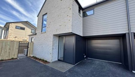 MODERN THREE BEDROOM TWO BATHROOM TOWNHOUSE - Photo 2