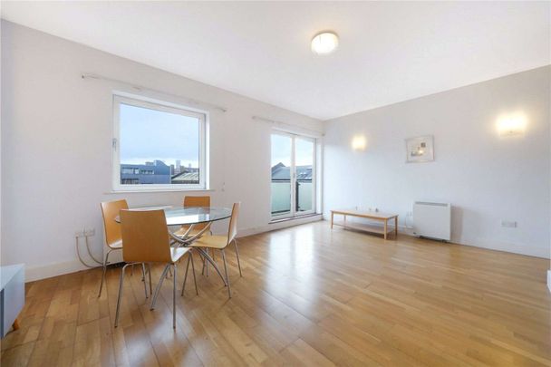 Two bedroom apartment within 0.25 miles from Tower Hill and Aldgate. - Photo 1