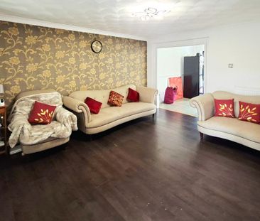 4 bedroom detached house to rent - Photo 2