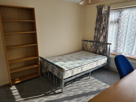 5 Bed Student Accommodation - Photo 3