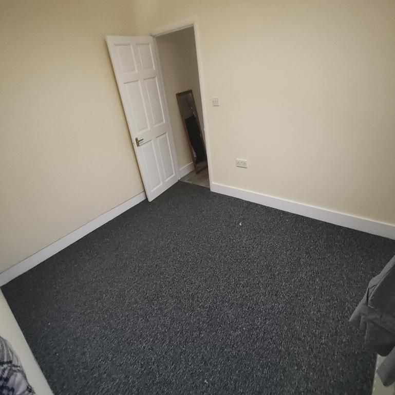 4 bedroom end of terrace house to rent - Photo 1