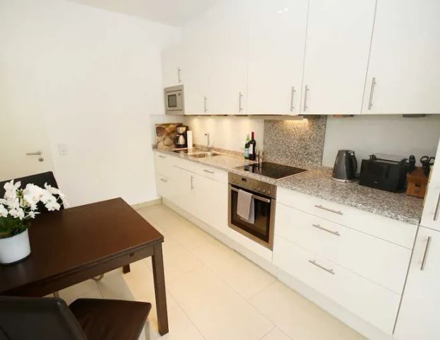 TOP-Lage in Rheinnähe - Möblierte 2-Zimmer-Wohnung mit Aufzug und Balkon in Carlstadt - Photo 1