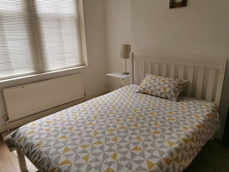 Room in a Shared Flat, Bromley Road, SE6 - Photo 3
