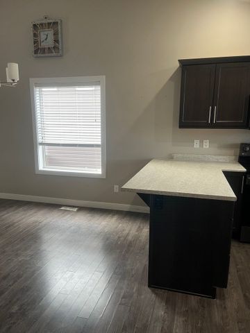 Hampton Village - 4 Bedroom/2 Bathroom Upper Unit - 726 Hargreaves Cres - Photo 3