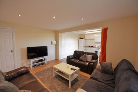 2 bedroom Flat in Flat 1, Leeds - Photo 5