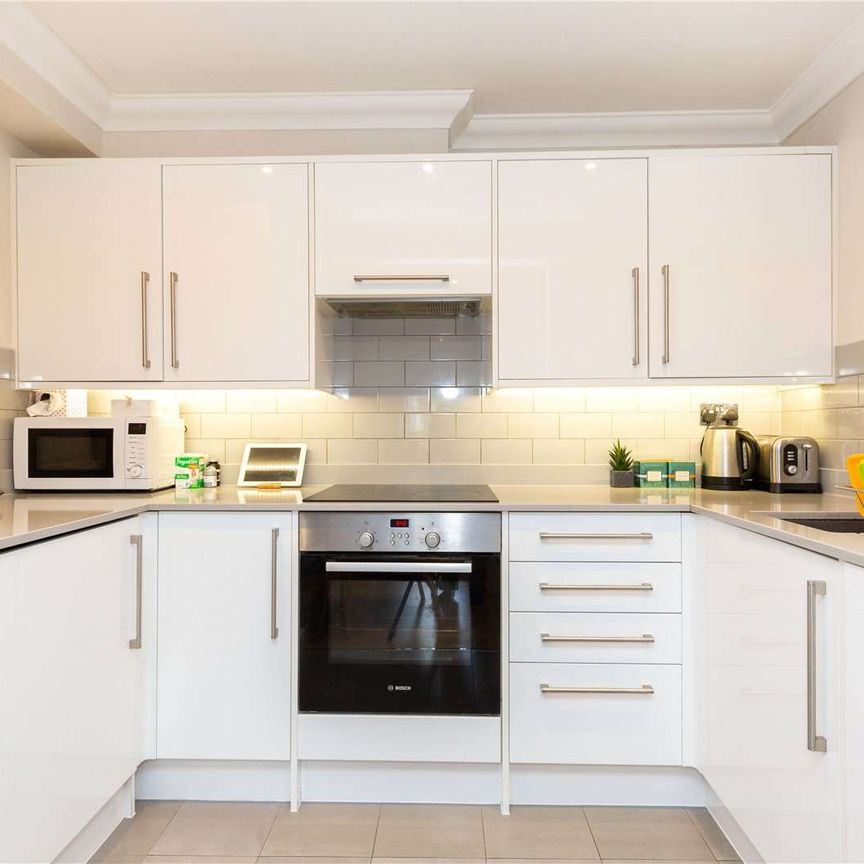 Stunning one bedroom split level apartment set within a striking church conversion in the heart of Angel. - Photo 1