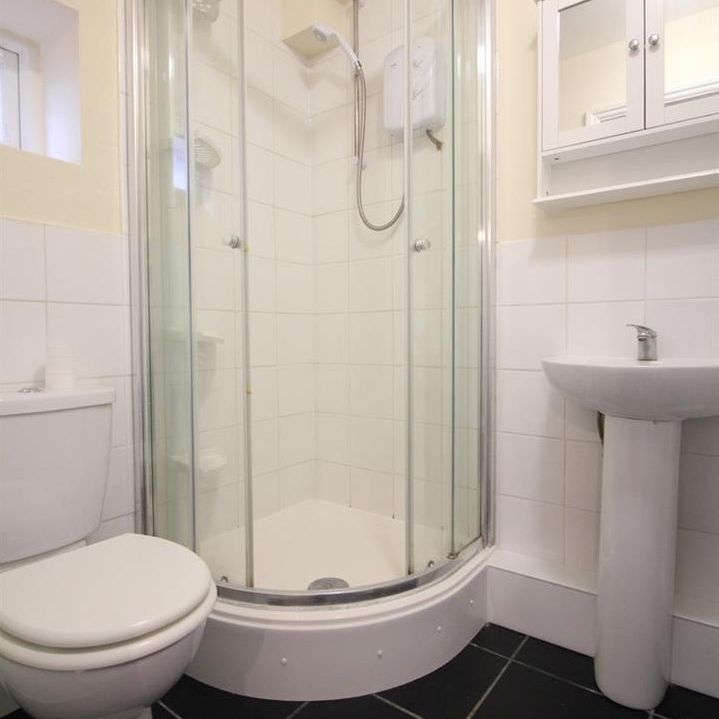 Hanworth Road, Hounslow - Photo 2