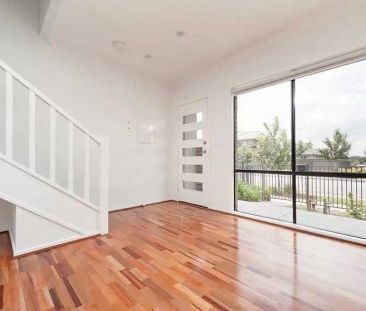 “Prime Location Meets Easy Living” - Photo 6