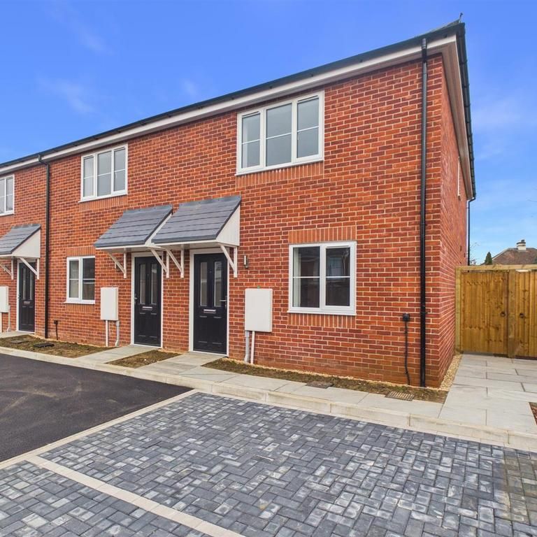 3 bedroom end of terrace house to rent - Photo 1