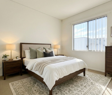 MODERN STREET FACING APARTMENT! - Photo 2