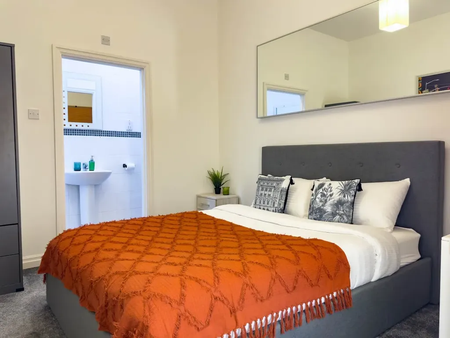 2 bedroom serviced apartment to rent - Photo 2