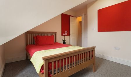 Great 4 bedroom property - Photo 2