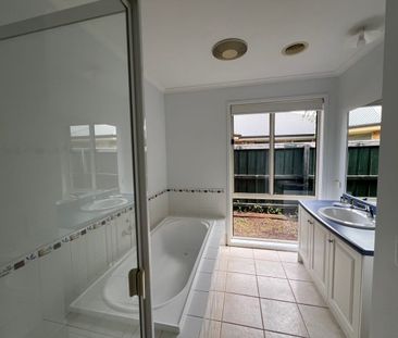 Spacious Family Home on Double Block- Garden Maintenance included - Photo 5