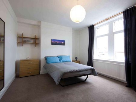 Lovely four bedroom home located right next to the town centre Room 1 - Photo 5