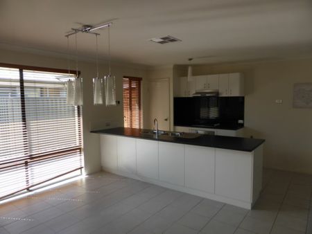 Modern Comfort Meets Convenience – Your Perfect Family Home Awaits! - BREAK LEASE - Photo 2