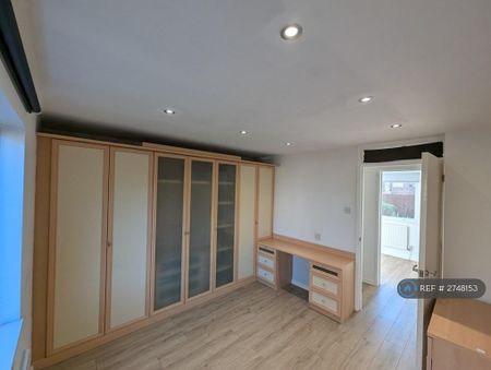 2 bedroom flat to rent - Photo 4