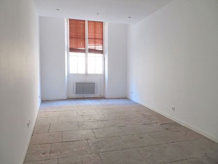 Nîmes centre T1Bis, 28m² Rue Hotel de ville, 380€ H.C - Photo 3