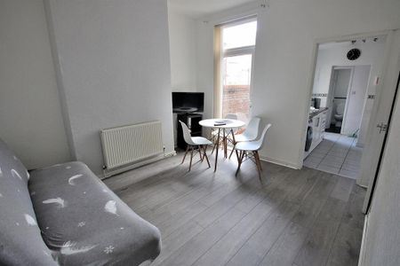 1 bedroom in a house share to rent - Photo 3