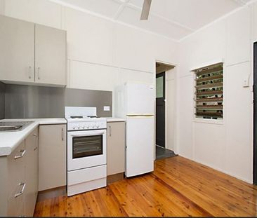 Tranquil Living in the Heart of West End – Walk to Everything! - Photo 2