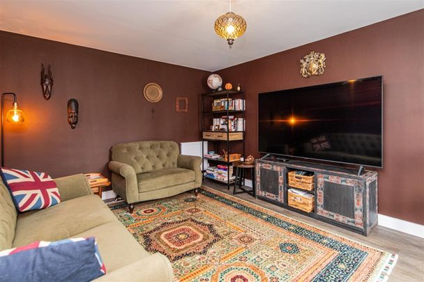 3 bed House - Detached To Let - Photo 1