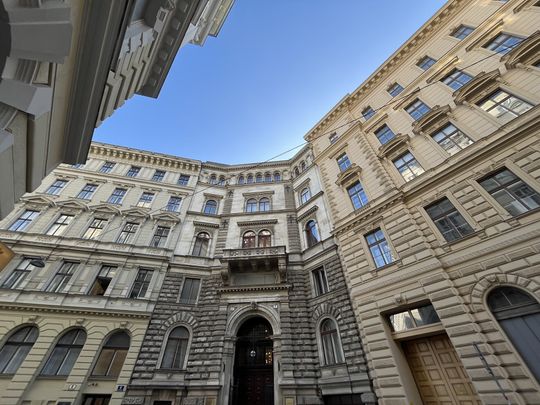 Modernes Innenstadtappartement mit Innenhof-Loggia in 1010 Wien - Photo 1