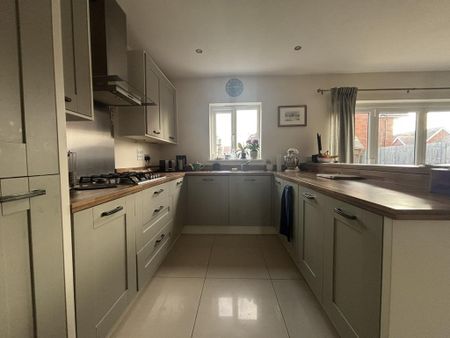 4 bedroom detached house to rent - Photo 3