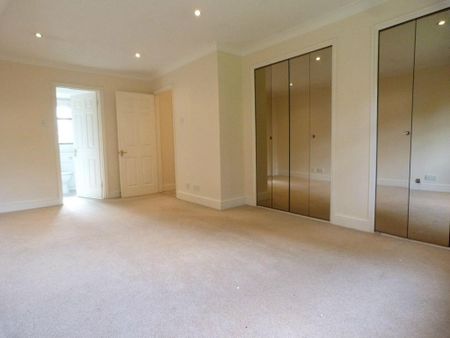 5 bedroom detached house to rent - Photo 2