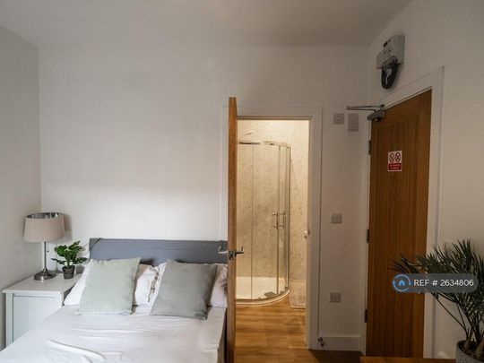 1 bedroom in a house share to rent - Photo 1