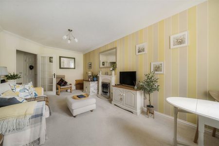 Beaufort Lodge, Woking - Photo 4