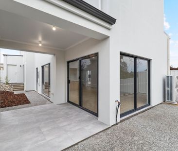 Stylish Family Living with Hills Views in Windsor Gardens - Photo 4