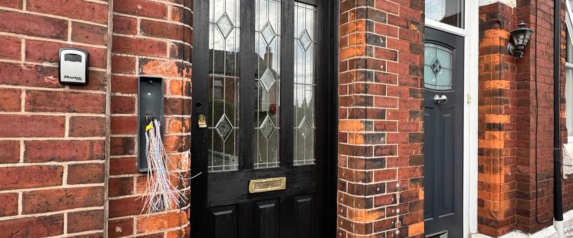 Oldham Road Room 6 - Photo 1