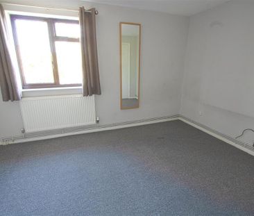 2 bedroom end of terrace house to rent - Photo 2