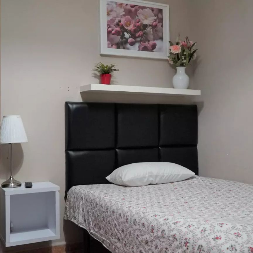 Room in a shared apartment for rent in Sant Martí de Provençals, perfect for professionals and students - Foto 1