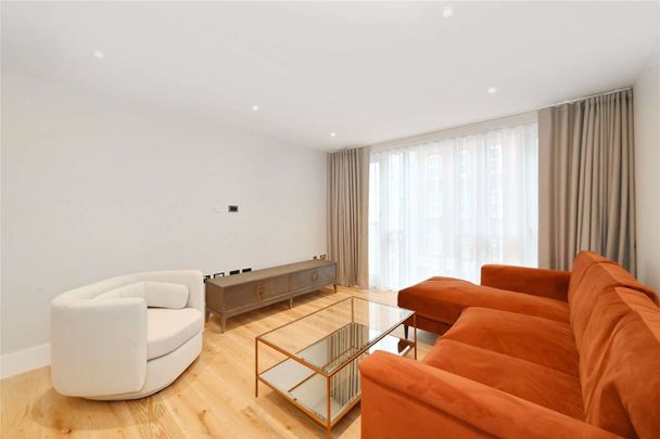 Large three bedroom apartment located moments from Baker Street - Photo 1