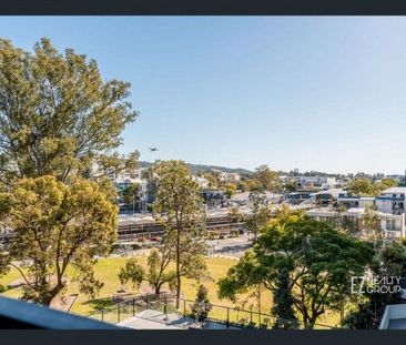 Spacious & Modern Unit â Steps to Indooroopilly Shops, CafÃ©s & T... - Photo 2