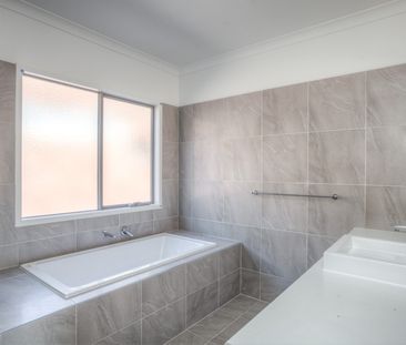 Spacious Home with a View! - Photo 2