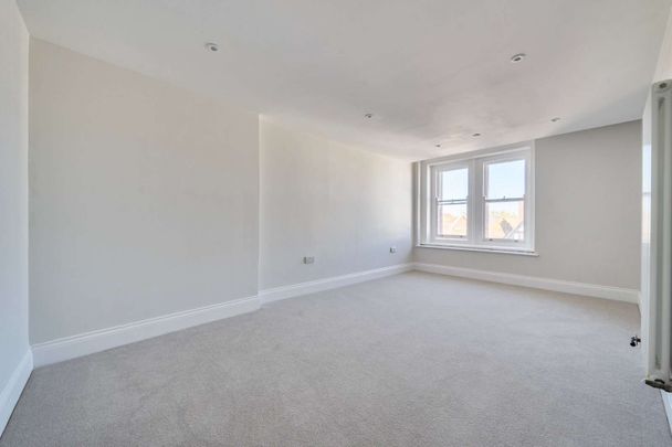 Spacious and well-presented two-bedroom third-floor apartment offering bright open-plan living in the heart of Salisbury city centre. - Photo 1