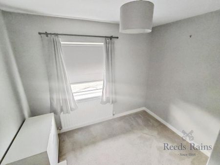 4 bedroom semi-detached house to rent - Photo 5