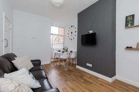 1 bedroom in a house share to rent - Photo 2