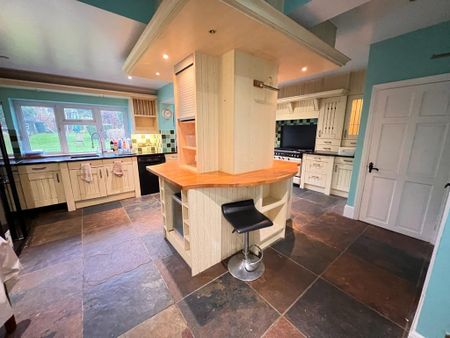 4 bedroom semi-detached house to rent - Photo 4