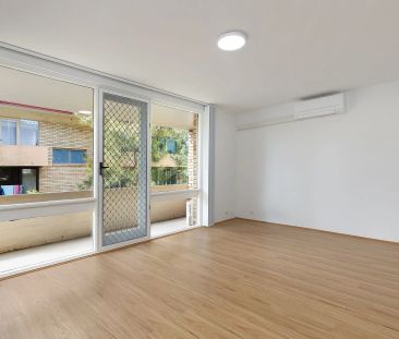 Rennovated Apartment In Tranquil Address - Photo 3