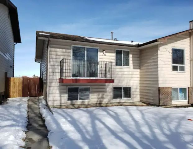 4 Bedrooms Bi-level in Beddington. Close to bus stops and shopping center. | 138 Bergen Rd NW, Calgary - Photo 1