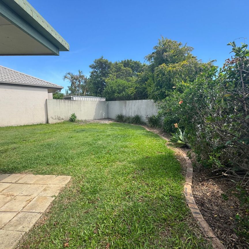 TASTEFULLY RENOVATED - SHORT STROLL TO ROBINA TOWN CENTRE - Photo 1