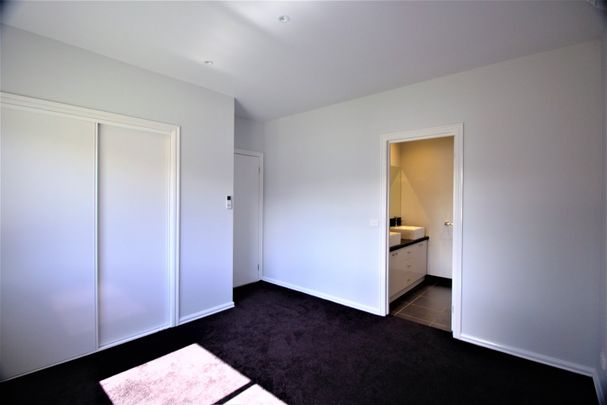BEAUTIFUL 2 BEDROOM TOWNHOUSE IN IDEAL LOCATION - Photo 1
