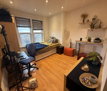 Ballards Lane, London - Photo 3