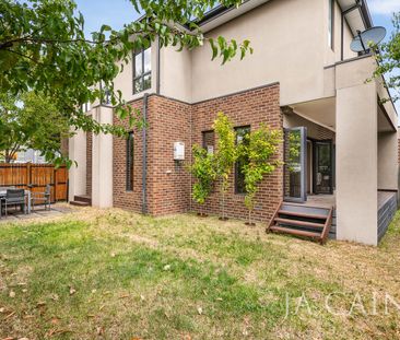 SPACIOUS THREE BEDROOM TOWNHOUSE - Photo 5