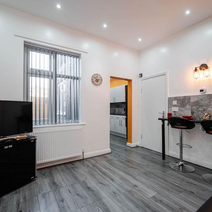 5 bedroom house of multiple occupation to rent - Photo 1